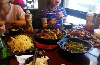 最新石鍋菜主題餐廳，勵志美食盛宴，融合自信、成就與味蕾享受